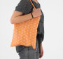Stylish vrećica narančaste boje s dezenom trokutića