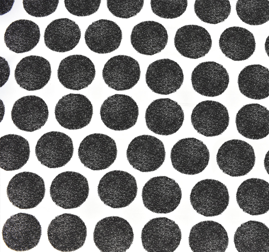 Bijela tkanina s crnim, crtanim krugovima